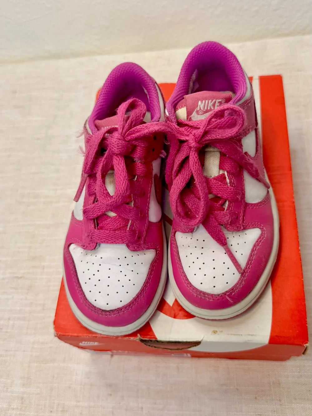 Nike Kids Low-Top Sneakers in Bright Magenta and White